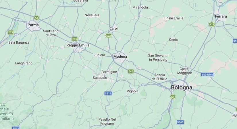 Gázolás Modena központjában, a sofőrnél kést is láttak