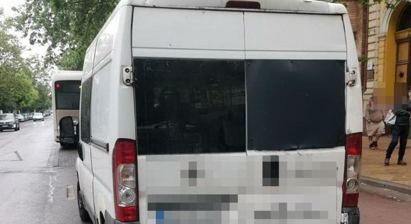 Érezte az ügyintéző, hogy valami nincs rendben az idős párral, riasztotta a rendőrséget