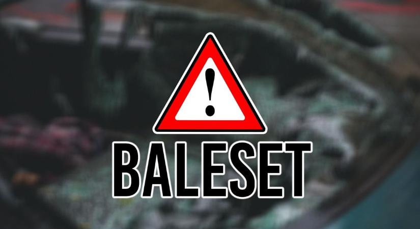 Lesodródott az úttestről és fasorba hajtott egy személygépkocsi 471-es főúton