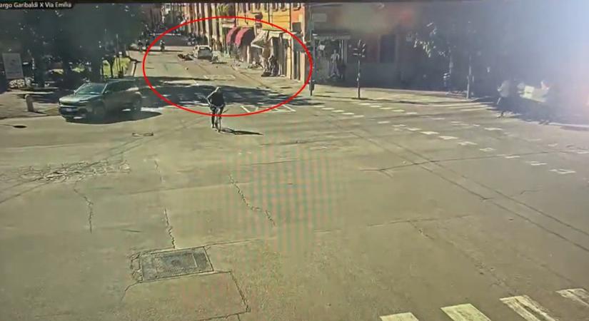 Járókelőket gázolt, majd kést rántott egy autós ámokfutó, súlyos sérültek is vannak Modenában – videó