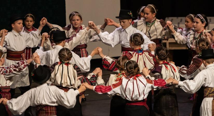 Tombolt a néptánc Tatabányán: sikert aratott a Forgórózsa második napja fotók, videó
