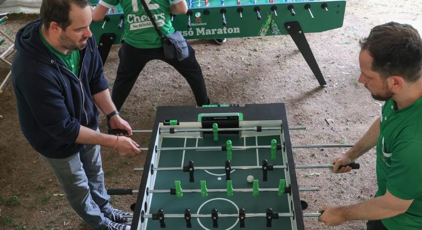 Hatalmas csaták az Erzsébet téren: elképesztő rekordkísérlettel hódított a Heineken csocsómaratonja