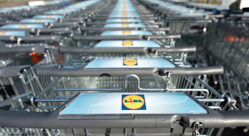 Kordonok és rendőrök a Lidl körül: meghalt egy férfi a helyszínen, mindenki a tragédiáról beszél