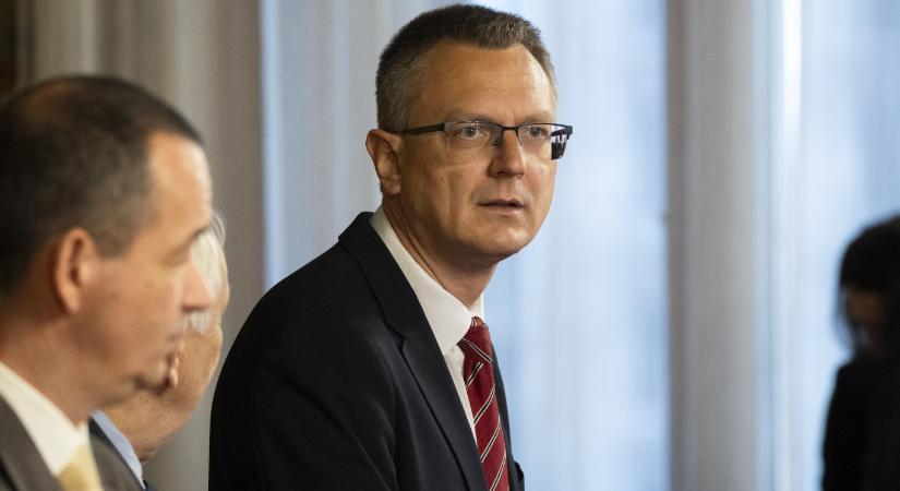 „Magyar Péter kormányában több az operatőr, mint a jogász” – reagált Rétvári Bence a Havasi-felmentésre, de csúnyán félrement a jogászkodása