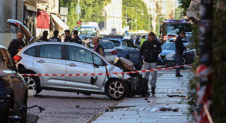 Előbb teli gázzal a tömegbe hajtott, majd késelni kezdett egy férfi Modenában