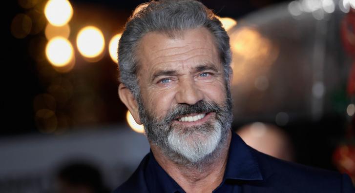 Mel Gibson nem bírt magával Rómában, nyilvánosan csókolózott a nála 26 évvel fiatalabb szépséggel