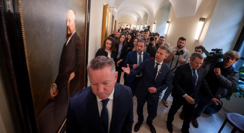 Személyesen vezette körbe a sajtót a Karmelita kolostor épületében a miniszterelnök – a nap hírei