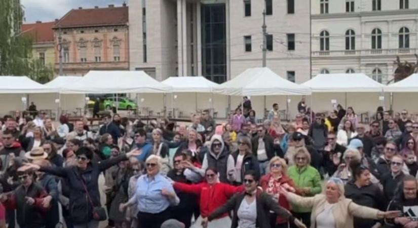Videón a flashmob: egy üzenet, ami sokakat megmozgatott Miskolcon