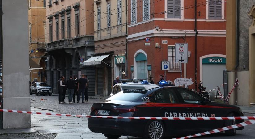 Emberek közé hajtott egy autós Modenában: miután kiszállt, késsel támadt a járókelőkre