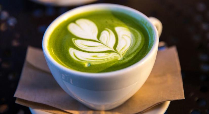 Kávé vagy matcha? Energia, koncentráció és alvás szempontjából összehasonlítva