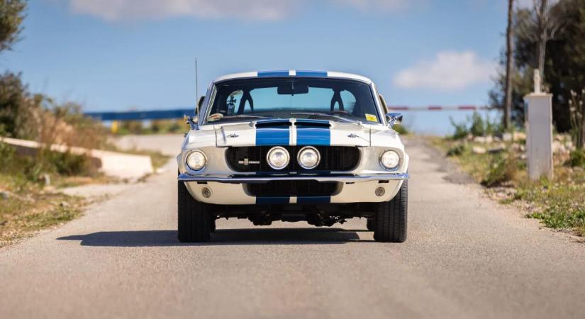 Maga Carroll Shelby hajtotta egykor ezt a GT500-at