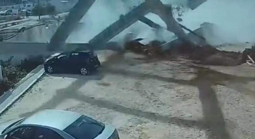 Nem mindennapi balesetben tört ripityára három autó - videón a megrázó pillanatok!