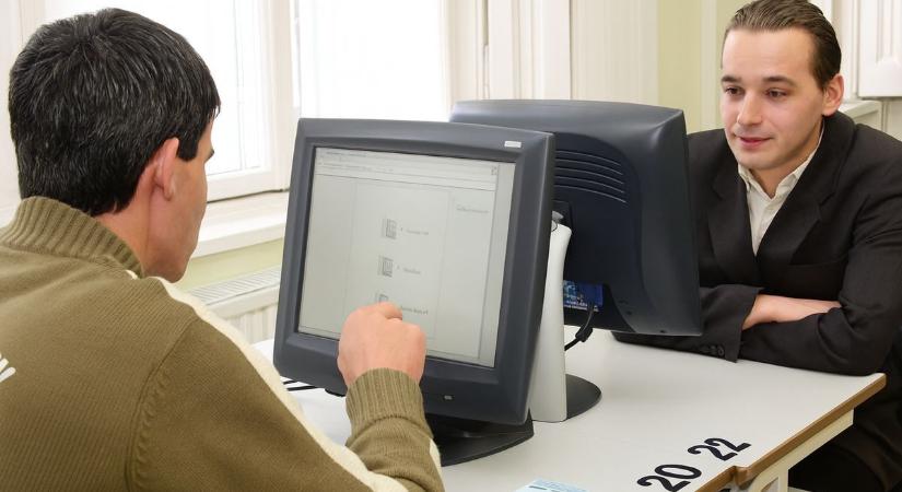 Jogosítványt szeretne? Segítünk túljutni az első akadályon: Így zajlik ma a KRESZ-vizsga