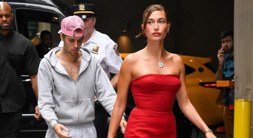 Tangás bikiniben robbantott Hailey Bieber: így vágott vissza a plasztikavádakra