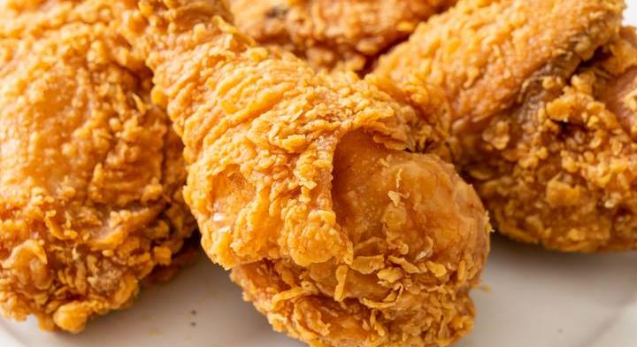 Így készül a legendás amerikai rántott csirke: ropogós bunda, szaftos hús