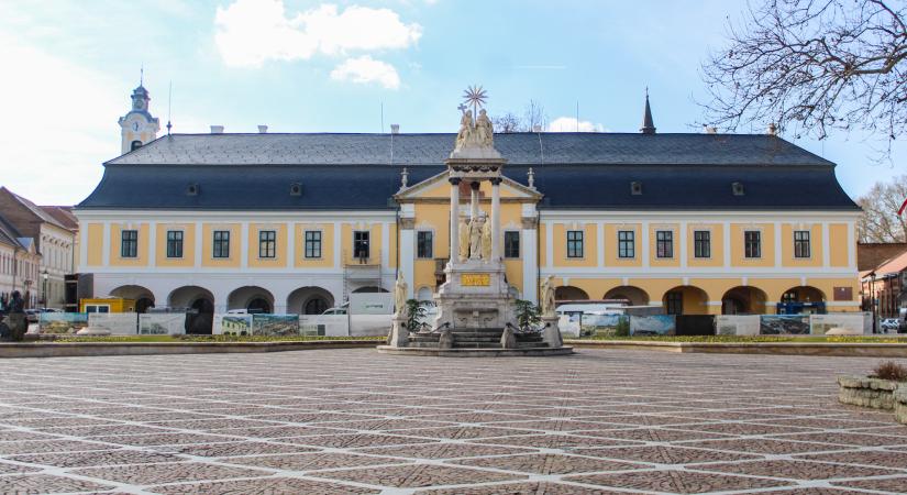 Új neveket kaptak a Városháza termei Esztergomban