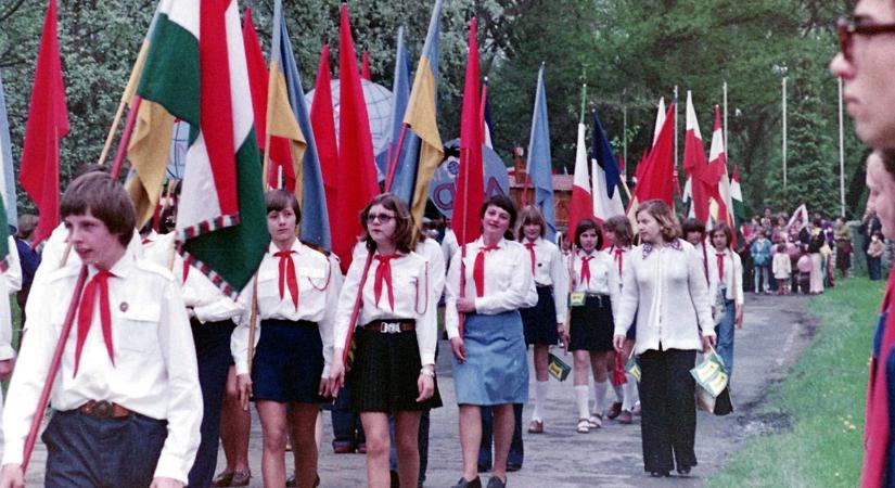 Másfél generációnak már fogalma sincs, miféle titokzatos beavatási szertartáson kellett átesniük a szüleiknek sulisként - itt a válasz a feszítő kérdésre!