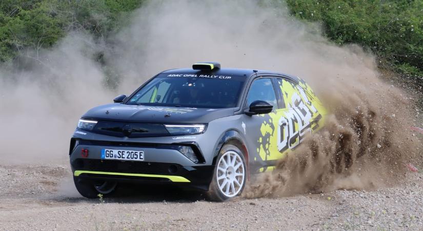 Utánfutós powerbank, delejes raliautó, őrült tempó: raliztunk egyet az Opel Mokka GSE-vel