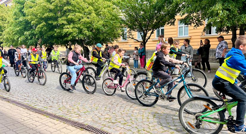 Újra gyerekzsivaj töltötte meg Beregszász főterét a Rolling Go rendezvényen
