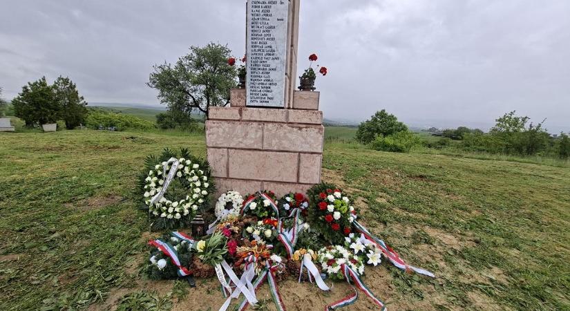 A rimaszombati huszáremlékmű felavatása Alsópokorágyon képeken
