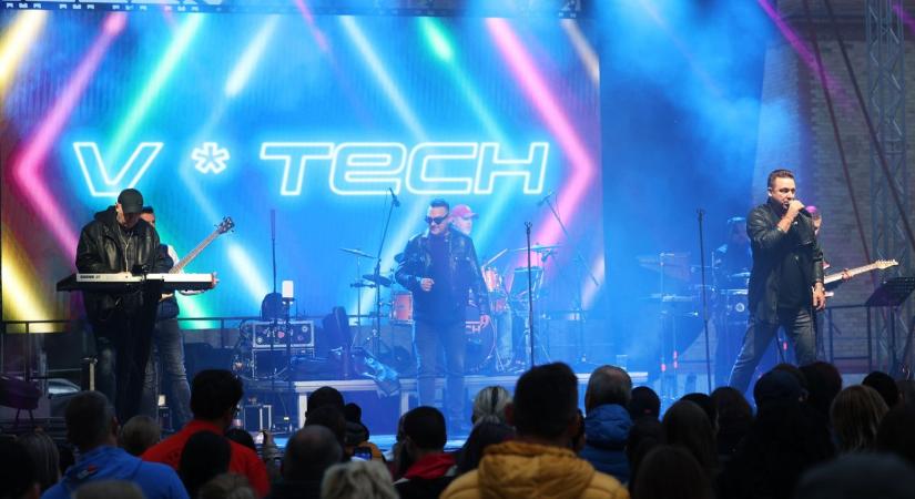 Kefír és Szamóca nem okoztak csalódást – fotókon és videón a V-tech nyíregyházi koncertje