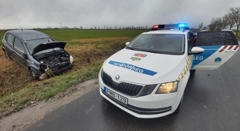 Ijesztő baleset: Árokba csapódott autó Fejérben