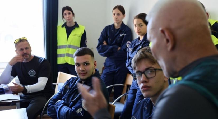 Élesedett a helyzet, taktikai házba vitték a diákokat a rendőrök