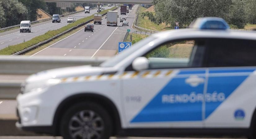 Baleset az M3-ason - szalagkorlátnak csapódott egy autó