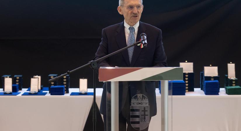„Nincs miért szégyenkezni?” – Néhány óra alatt több százan szedték szét Pintér Sándor kijelentését csak az egészségügy állapota miatt