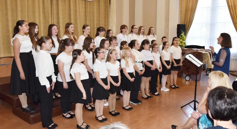 Gyermekkórus fellépése tette még felemelőbbé a hangversenyt, világhírű operaénekesre emlékeztek – galéria