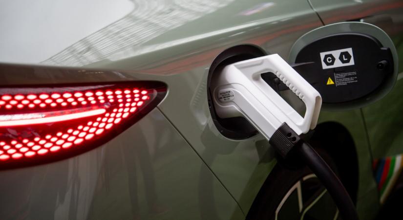Csapdába kerülhetnek a nagyobb elektromos autók Budapesten, kongatják a vészharangot