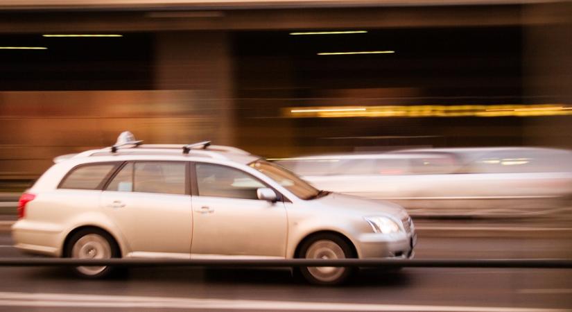 Ámokfutó sofőr veszélyeztette a forgalmat az M3-ason, hajmeresztő jeleneteket rögzített a kamera