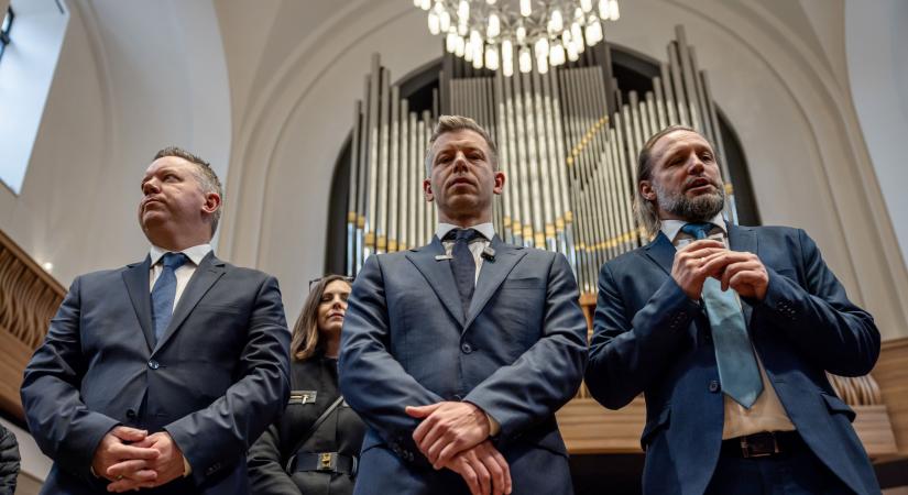 Fotókon mutatta meg Magyar Péter, miért követeli a Kúria elnökének távozását