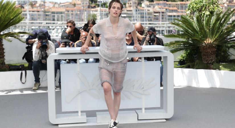 Felperzselte a netet Kristen Stewart, merész meztelenruhában jelent meg a Cannes-i Filmfesztiválon