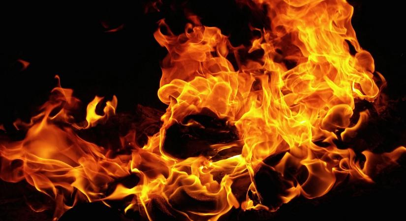 Felcsaptak a lángok az Arató utcában, nagy erőkkel vonultak ki a tűzoltók