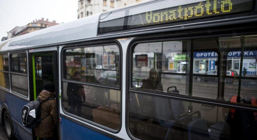 Baj van a vonatokkal a Balaton-parton: pótlóbuszokat indítanak az InterCity-k helyett