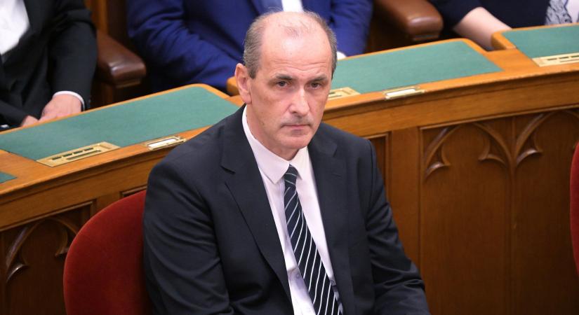 Hegedűs: több tízezer egészségügyi szakdolgozó hiányzik