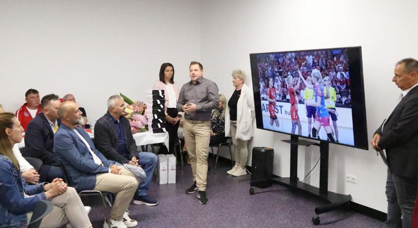 Tíz év után újra együtt a sztárok csapata – képgalériával, videóval