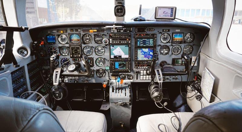 Mezőre zuhant a rendőrökkel teli repülőgép