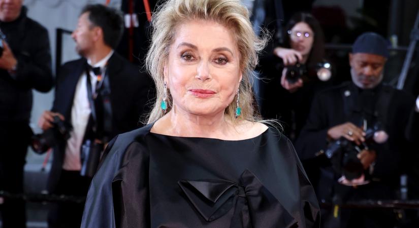 Catherine Deneuve 82 évesen is úgy vonult végig Cannes vörös szőnyegén, mint egy igazi díva