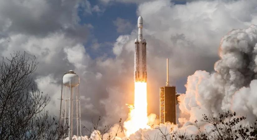 Tőzsdére készül Elon Musk űrhajós cége, a SpaceX, az értékét 7 évnyi magyar GDP magasságába becsülik