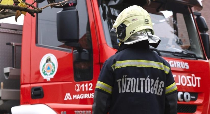 Kigyulladt egy hétvégi ház Hajdú-Biharban, tűzoltók rohantak a helyszínre