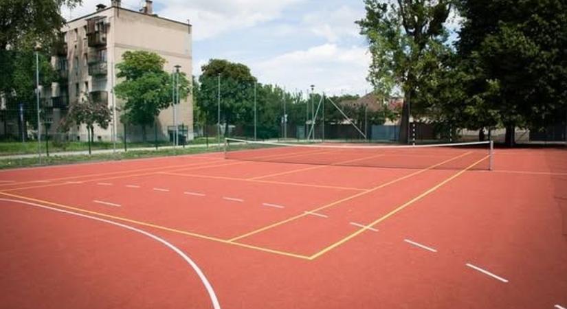 Új korszak a diákok életében: modern rekortán sportpályát adtak át Miskolcon