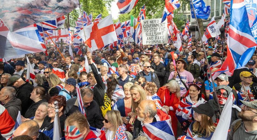 Migráció: több ezer rendőr választotta szét a két óriási tömegtüntetést Londonban