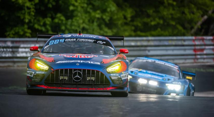 Nem hitték el, mi hallatszott a rádióban, amikor Max Verstappen utolérte a riválisát – videó
