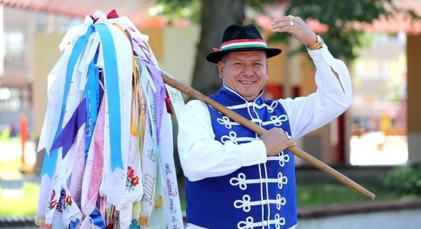 Színésznek állna a kaposvári vőfély – szerinted melyik sorozatba jelentkezett a tréfamester?