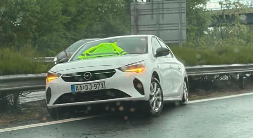Káosz az M3-ason: mentőhelikopterről és újabb balesetről érkezett hír