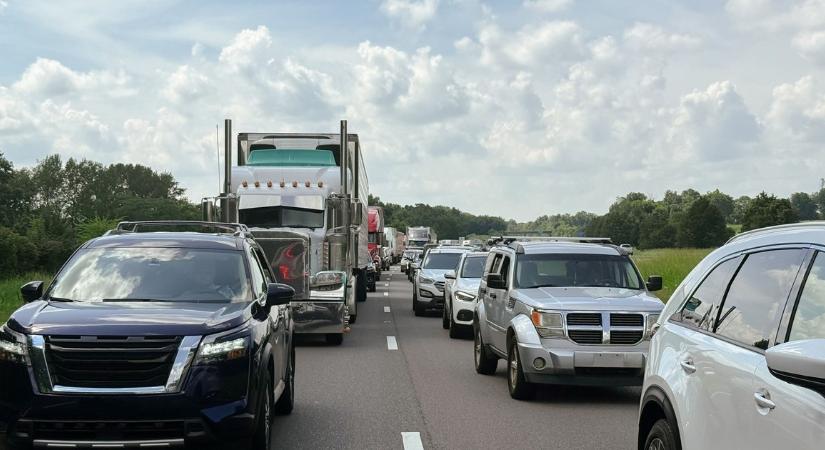 Káosz! Belehajtottak a mentésre érkezett járműbe - Öt kilométeres sor az M3-ason
