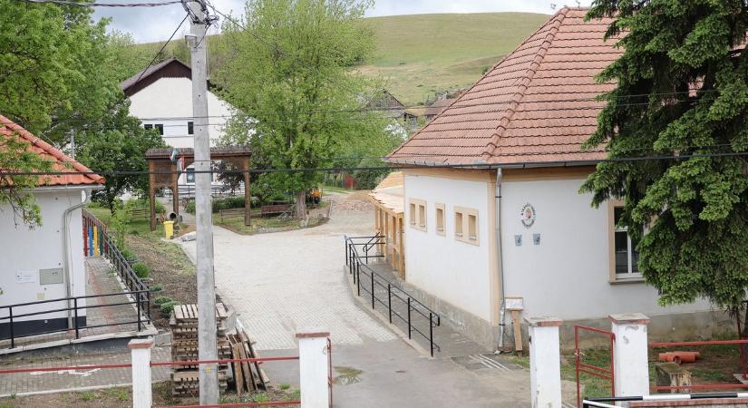 Egyedülálló iskolát nyitnak Bükkszenterzsébeten: a gyerekek állatokat is gondoznak majd