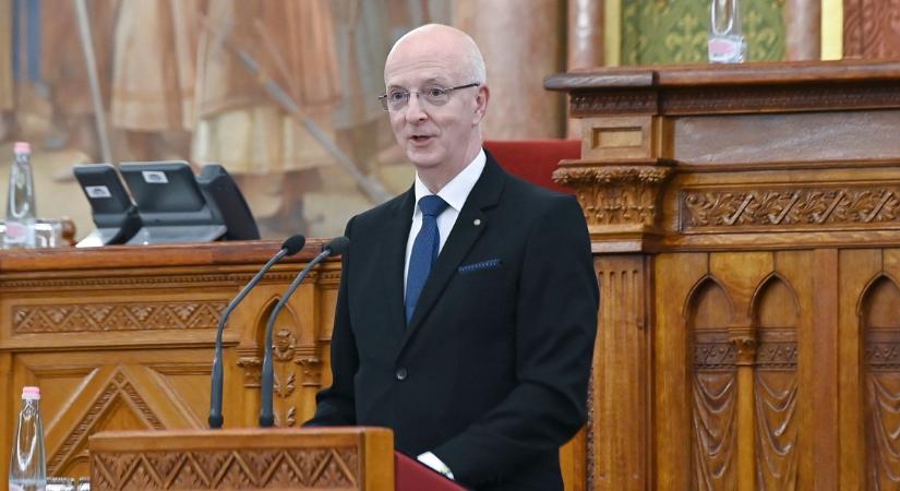 Arany, márvány, pálmafák, üvegtető - Magyar Péter azonnali távozásra szólította fel a kúria "közpénzen luxizó" elnökét